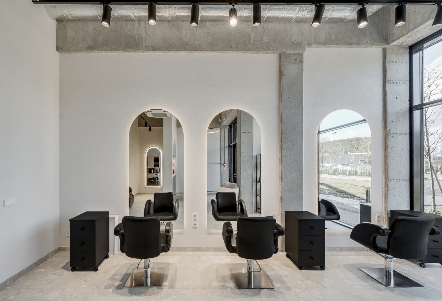Urbanhair salono darbo kėdės ir veidrodžiai, Vilnius